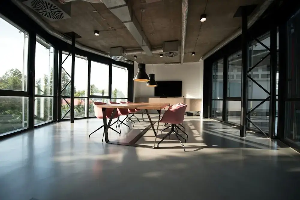 Bureaux lumineux et espaces de travail accueillants